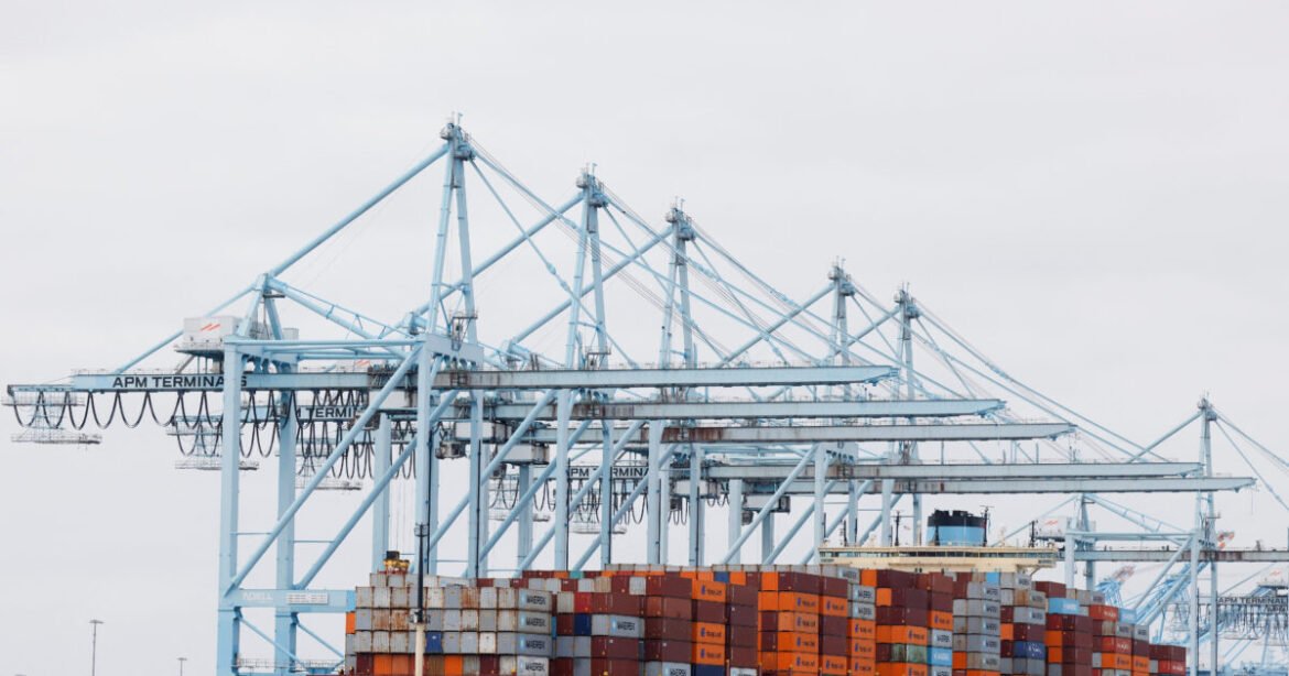 Ο πόλεμος στη Μέση Ανατολή φέρνει εκτόξευση ναύλων και ακριβότερα καύσιμα – Ναυτιλιακές αλλάζουν πορεία και επιβάλλουν έκτακτες χρεώσεις