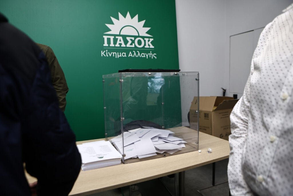 ΠΑΣΟΚ: Κάλπες για εκλογή συνέδρων με φόντο τις εσωκομματικές αναταράξεις