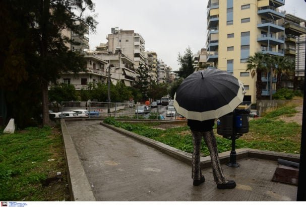 Σε χειμωνιάτικο «μοτίβο» ο καιρός: Χαμηλό βαρομετρικό από την Ιταλία πλησιάζει τη χώρα – Η πρόγνωση Μαρουσάκη