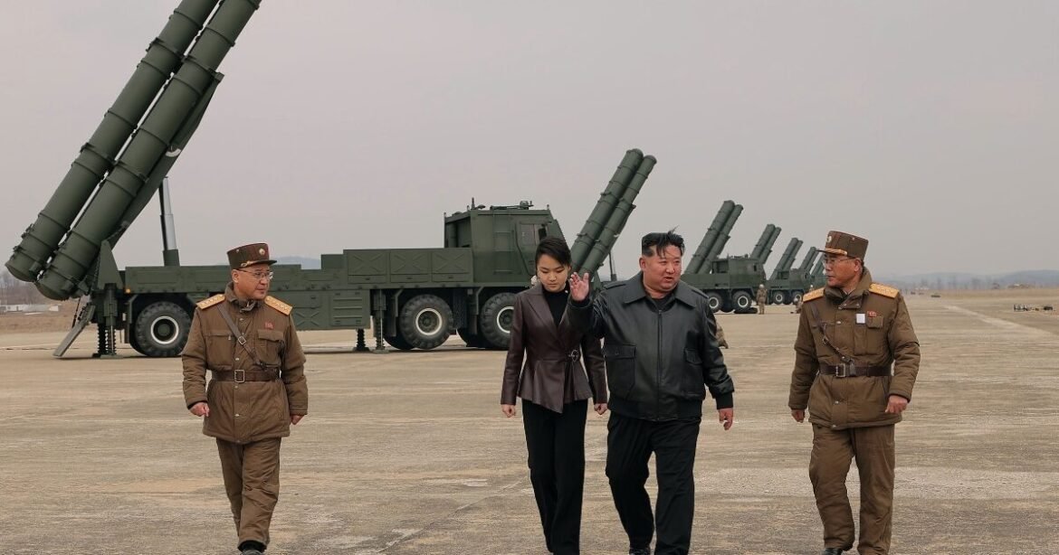 Σαββατιάτικη βόλτα με τον μπαμπά Κιμ – Πήγε με την κόρη του να δουν… βαλλιστικούς πυραύλους