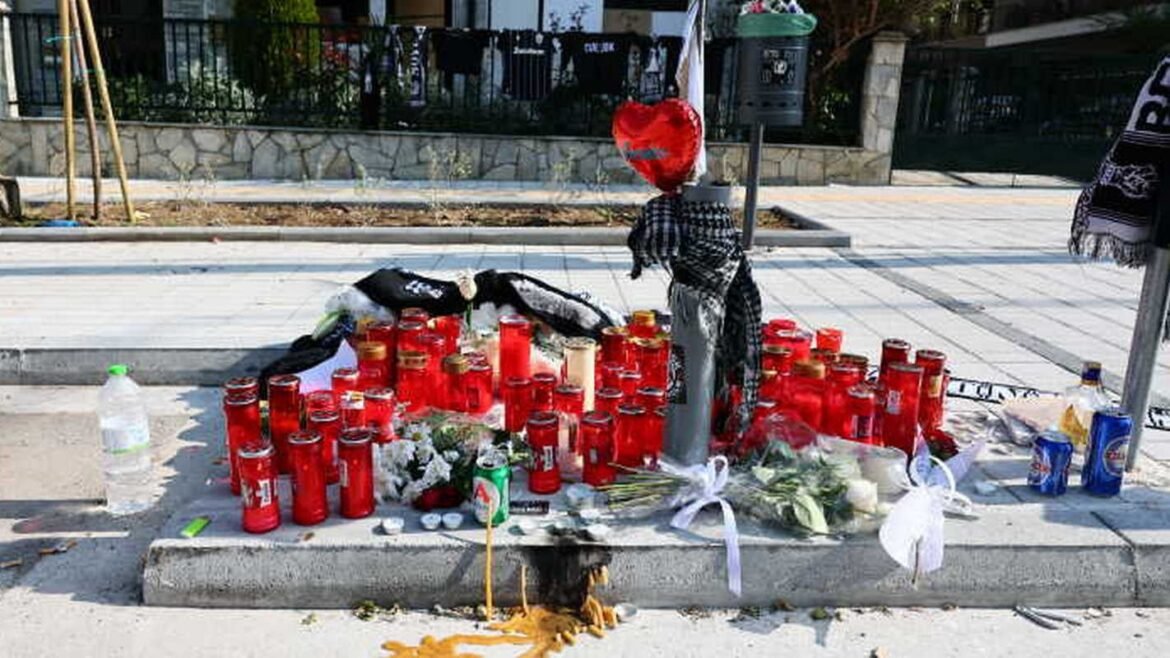 Θεσσαλονίκη: Η φωτογραφία που ραγίζει καρδιές – Όταν ο 20χρονος που μαχαιρώθηκε μέχρι θανάτου κρατούσε πανό