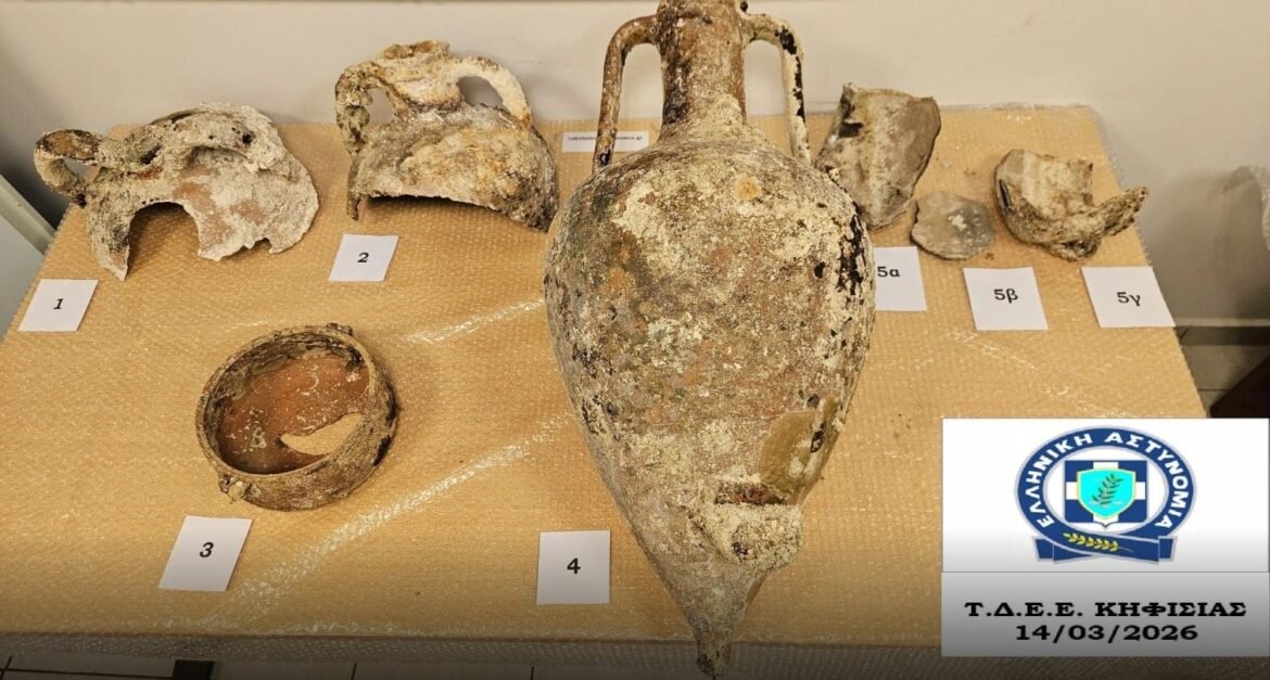 Κηφισιά: Συνελήφθη 50χρονος επιχειρηματίας για αρχαιοκαπηλία – Τμήματα αμφορέων εντοπίστηκαν στην οικία του – ΦΩΤΟ και ΒΙΝΤΕΟ