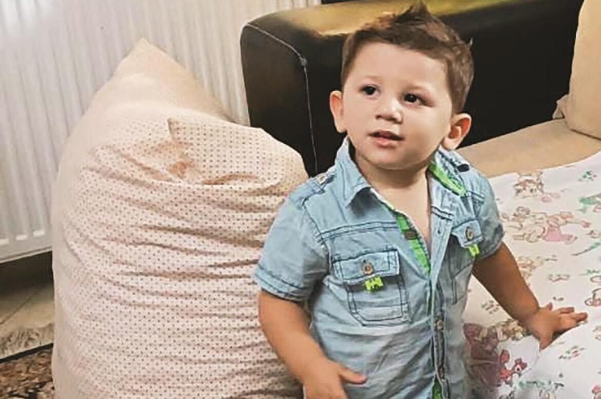 Ηράκλειο: «Του έδιναν ηρεμιστικά για να μην αντιδρά στην κακοποίηση» – Σοκ και οργή για το κατηγορητήριο για τον θάνατο του 3χρονου Άγγελου