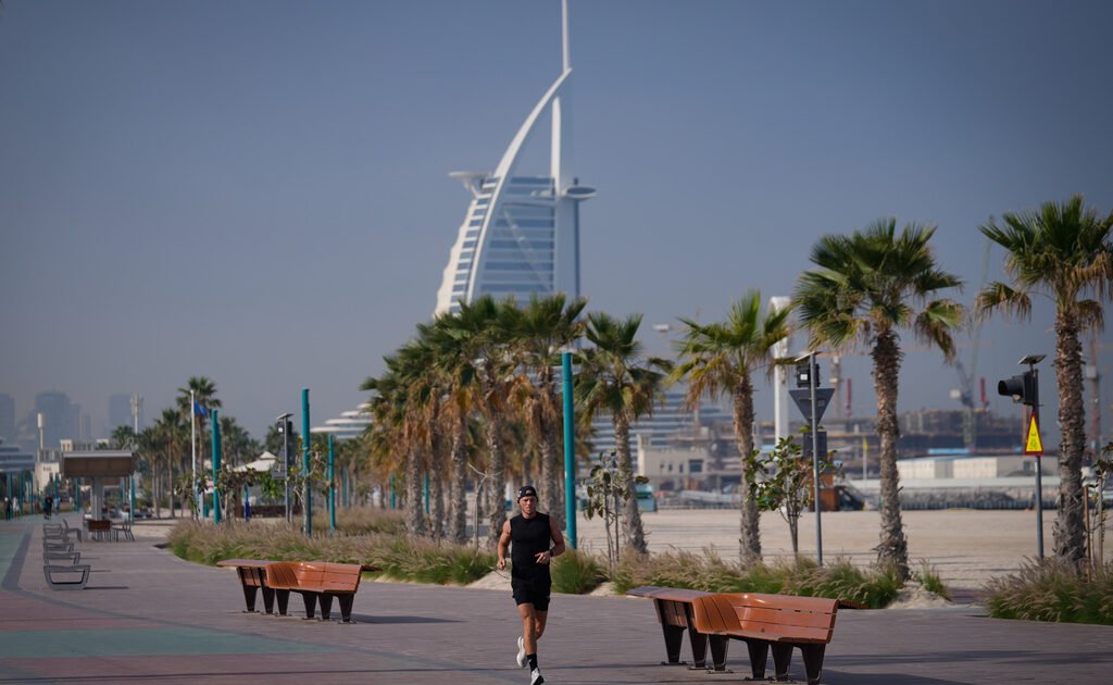 Ρωγμές στο «όνειρο του Ντουμπάι»: Εκρήξεις, συλλήψεις ξένων και απαγορεύσεις ταξιδιών