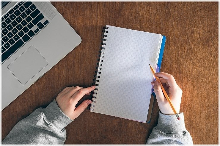 Η “αναγέννηση” του χειρόγραφου: Γιατί η “γενιά Άλφα” ξαναμαθαίνει γραφή με το χέρι