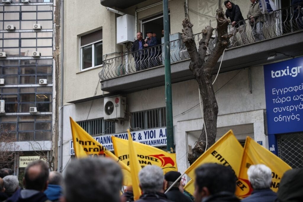 Εκτός ελέχγου ο Λυμπερόπουλος, επικήρυξε τους βουλευτές της ΝΔ: «Κάθε ταξιτζής θα σας έχει φωτογραφία στο αμάξι του!»