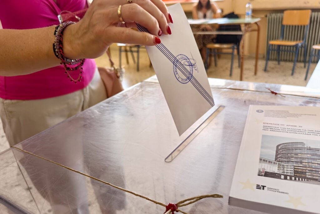 Δημοσκοπήσεις MRB – Metron: «Ανεβαίνει» η ΝΔ λόγω Μέσης Ανατολής στο 31,1%