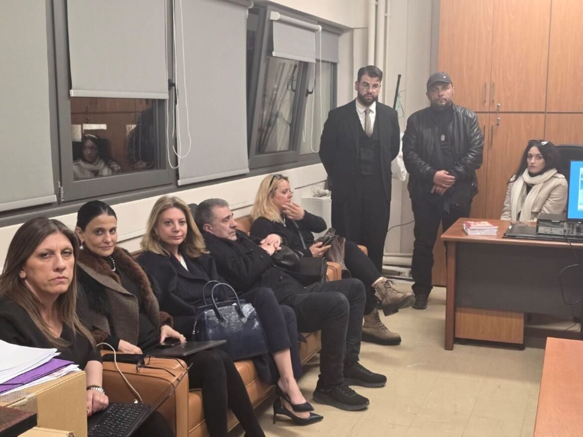 Καρυστιανού: «Καταδικάζουμε τη βασιλεία της ομερτά στο δικαστικό μέγαρο της Λάρισας» – Η φωτογραφία με