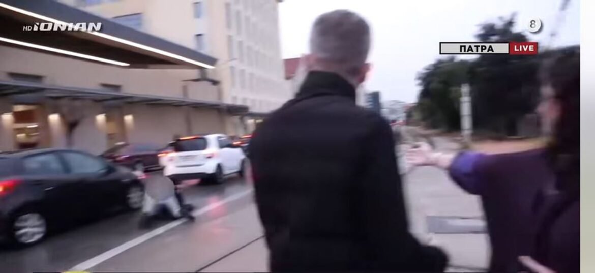 Ατύχημα σε live μετάδοση στην Πάτρα: Έπεσαν από το πατίνι την ώρα του ρεπορτάζ για τα τροχαία στις γραμμές