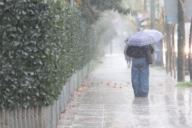 Καιρός: Βροχές, χιόνια στα ορεινά και ισχυροί άνεμοι σήμερα – Η πρόγνωση για την 25η Μαρτίου