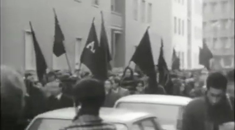 «Βία Τζουζέπε Πινέλι»: Το Μιλάνο τίμησε τον άνθρωπο πίσω από τον «Τυχαίο θάνατο ενός αναρχικού» του Ντάριο Φο