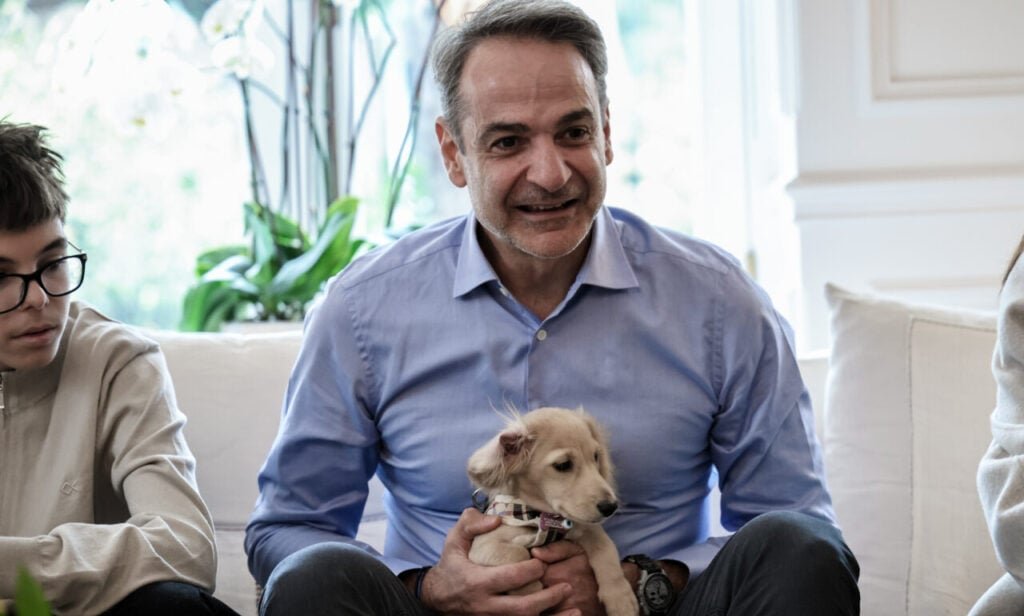 Συνάντηση Μητσοτάκη με επαναπατρισθέντες από τον Κόλπο και τους τετράποδους φίλους τους