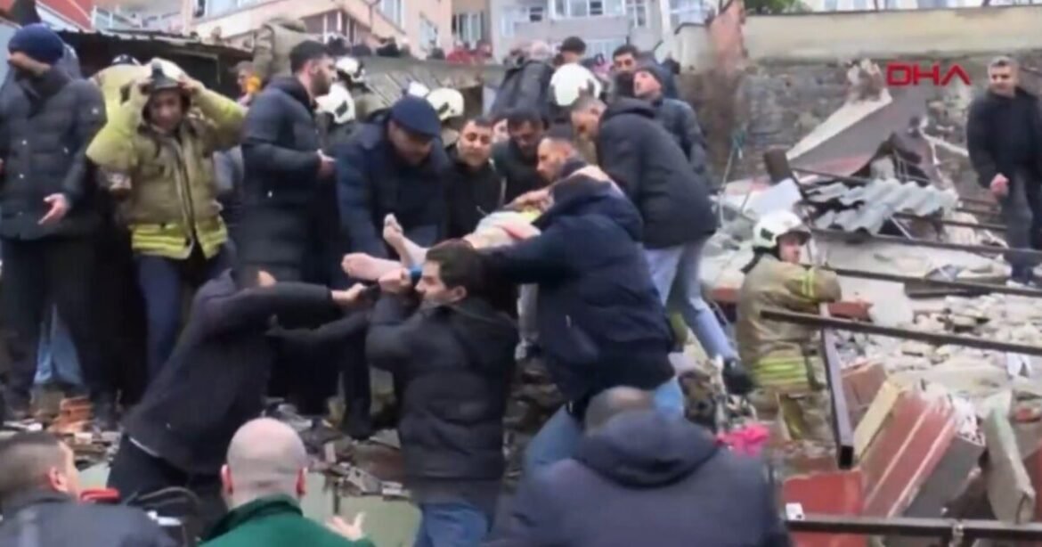 Κατέρρευσαν δύο κτήρια στην Κωνσταντινούπολη – Τραυματίες και εγκλωβισμένοι στα συντρίμμια (βίντεο)