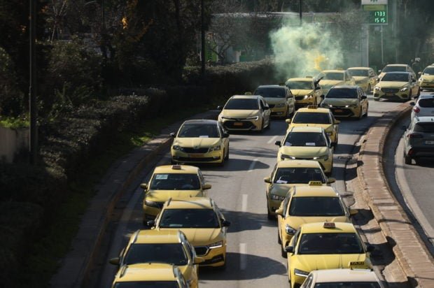 Ταξί: Νέα πανελλαδική απεργία τη Δευτέρα – «Όσοι ψηφίσουν το νομοσχέδιο καταδικάζουν το επάγγελμα»