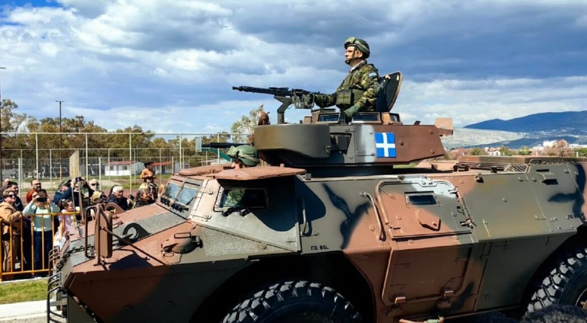 Μεσολόγγι: Εντυπωσιακή η μαθητική και στρατιωτική παρέλαση – Το συγκλονιστικό μήνυμα του πιλότου της ομάδας Ζεύς