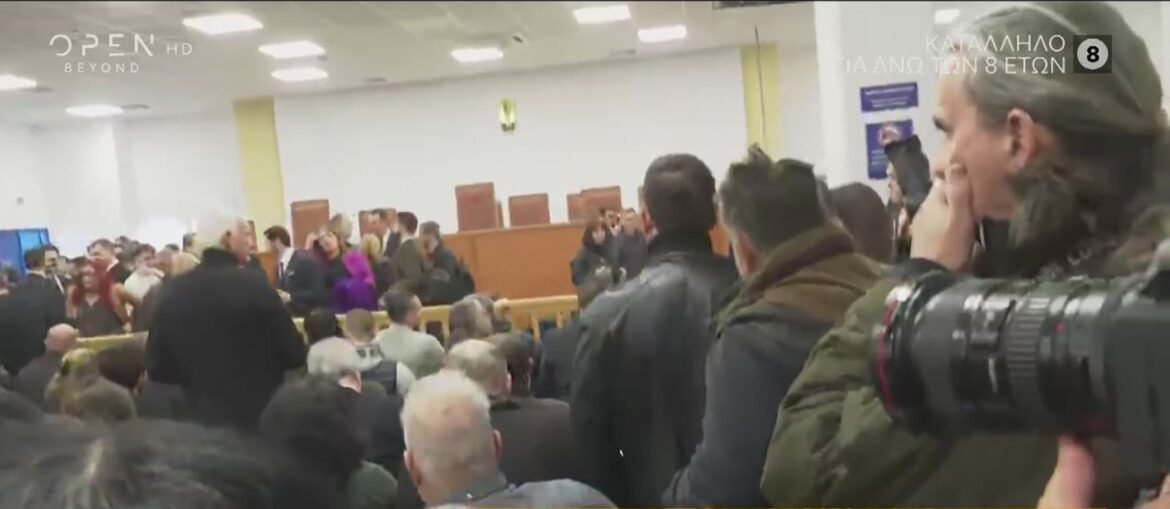 Δίκη για τα Τέμπη: Ένταση ανάμεσα σε συγγενείς θυμάτων και κατηγορούμενους