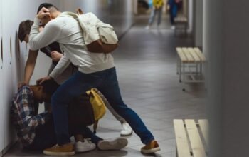 Πάτρα: Συνελήφθη 17χρονος που γρονθοκόπησε 16χρονο – Χειροπέδες και στον πατέρα του