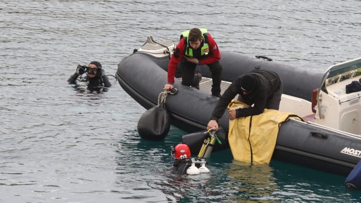 Βουλιαγμένη: Κορυφώνεται η αγωνία για τον 34χρονο δύτη – Εντοπίστηκαν βατραχοπέδιλο και καταδυτικό σκούτερ