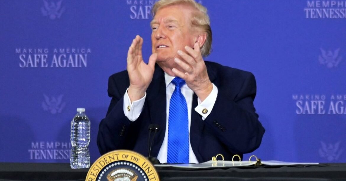 Δημοσκοπήσεις – σοκ για τον Τραμπ: Σε καθίζηση η δημοφιλία του, μόνο 1 στους 3 Αμερικανούς συμφωνούν με τις επιθέσεις στο Ιράν