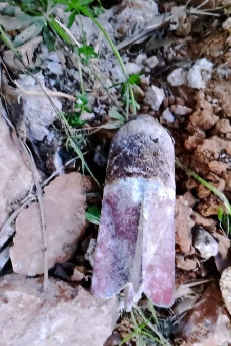 Παιδιά που έπαιζαν βρήκαν την οβίδα στην Πεύκη – «Πάμε να ανάψουμε κερί στην εκκλησία» λένε οι γονείς.