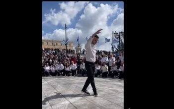 Πλατεία Συντάγματος: Το ζεϊμπέκικο μετά την παρέλαση που μαγνήτισε τα βλέμματα και κέρδισε χιλιάδες «likes»