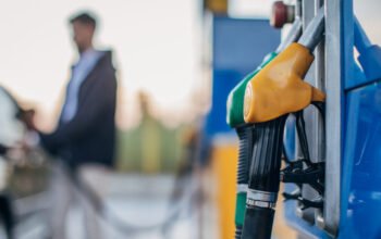 Καθημερινό σερί ανόδου για βενζίνη και πετρέλαιο κίνησης, τα επιπλέον κόστη μετά τον πόλεμο