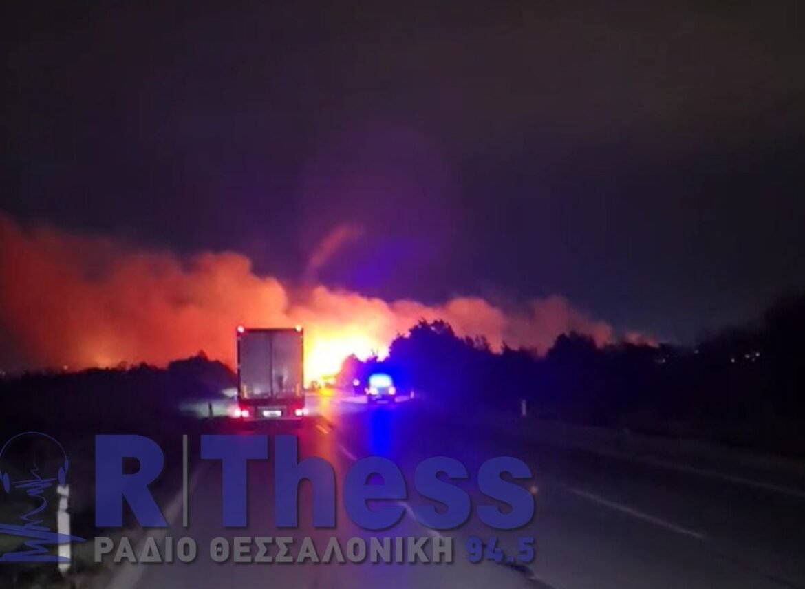 Θεσσαλονίκη: Φωτιά σε ξερά χόρτα κοντά στα Μάλγαρα – Διακόπηκε η κυκλοφορία στην ΠΑΘΕ