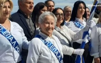 Ρόδος: Συγκινεί η 82χρονη Σοφία Ρωμνάκη που παρέλασε για την 25η Μαρτίου – «Δεν σταμάτησαν να κλαίνε»