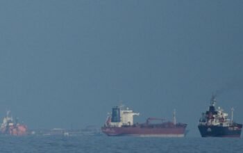 Γεωπολιτικό πόκερ με τα Στενά του Ορμούζ: Πώς το Ιράν επιλέγει ποια πλοία θα περάσουν – Τι ισχύει με τα «διόδια»