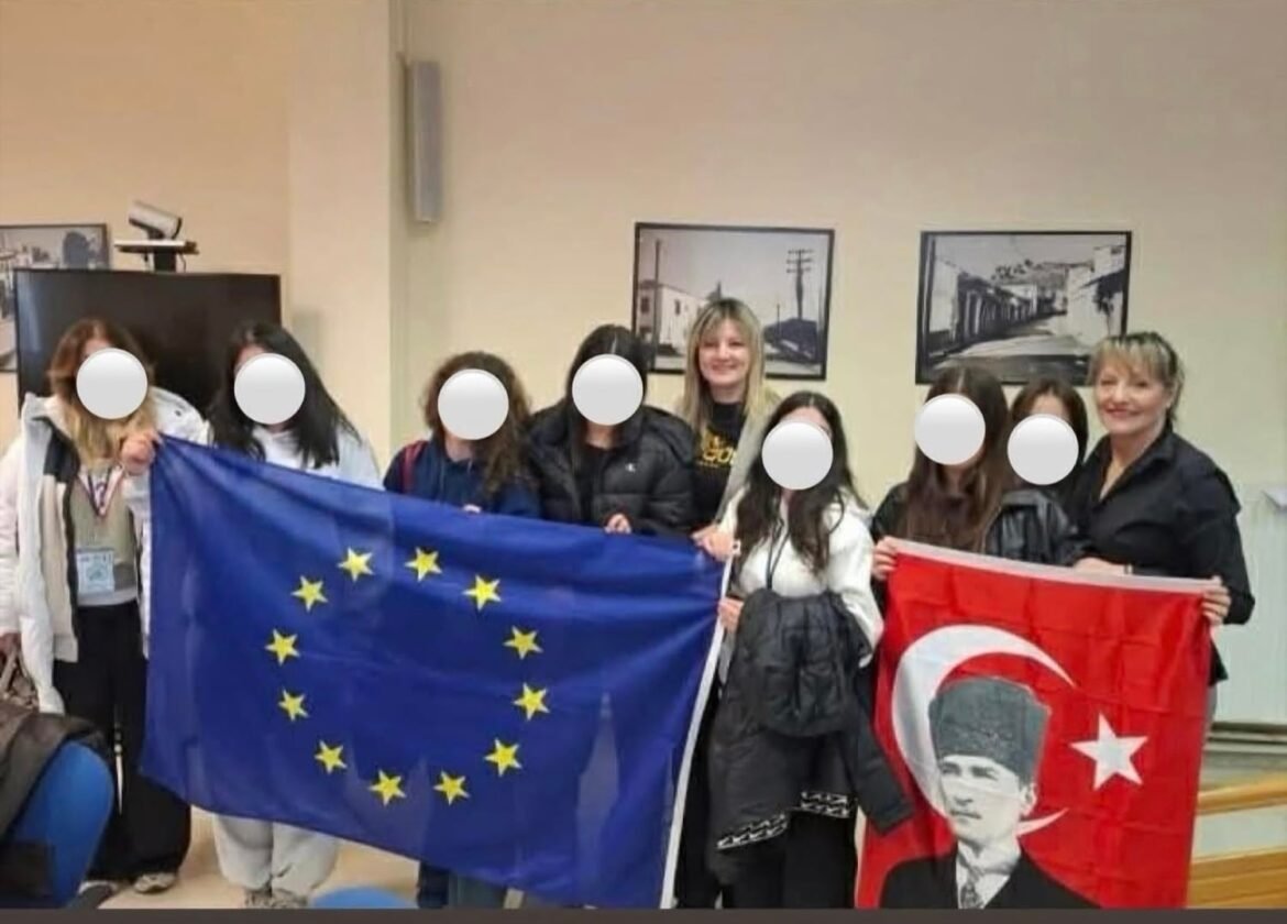 Ελασσόνα: Αντιδήμαρχος φωτογραφήθηκε με τη σημαία του Κεμάλ Ατατούρκ – Σφοδρή αντίδραση από την αντιπολίτευση