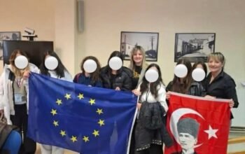 Ελασσόνα: Αντιδήμαρχος φωτογραφήθηκε με τη σημαία του Κεμάλ Ατατούρκ – Σφοδρή αντίδραση από την αντιπολίτευση