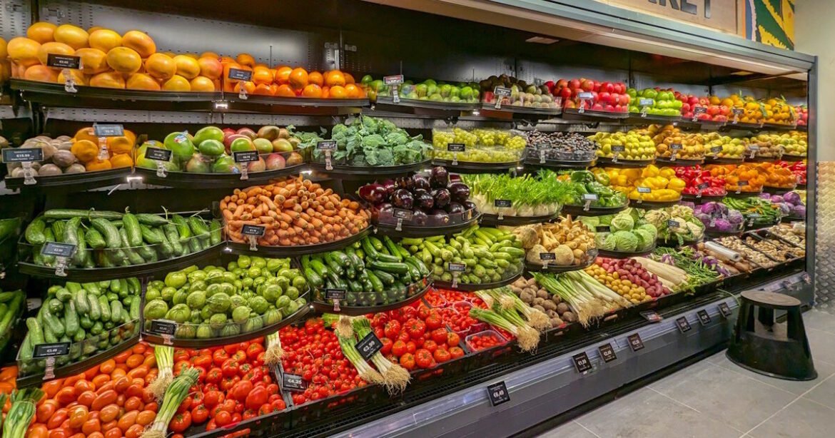 Μπαράζ ανατιμήσεων σε φρέσκα λαχανικά και φρούτα – Πού χτυπάει πρώτα το κύμα αυξήσεων λόγω του πολέμου