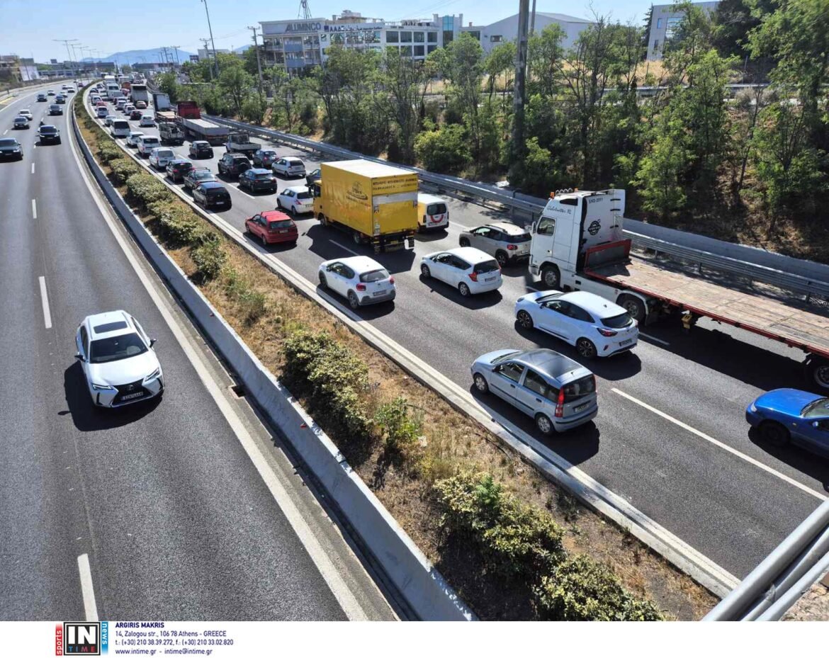 Κίνηση: Μετ’ εμποδίων η κυκλοφορία στις εξόδους των Εθνικών Οδών και τον Πειραιά – Καθυστερήσεις στην Αττική