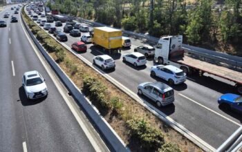 Κίνηση: Μετ’ εμποδίων η κυκλοφορία στις εξόδους των Εθνικών Οδών και τον Πειραιά – Καθυστερήσεις στην Αττική