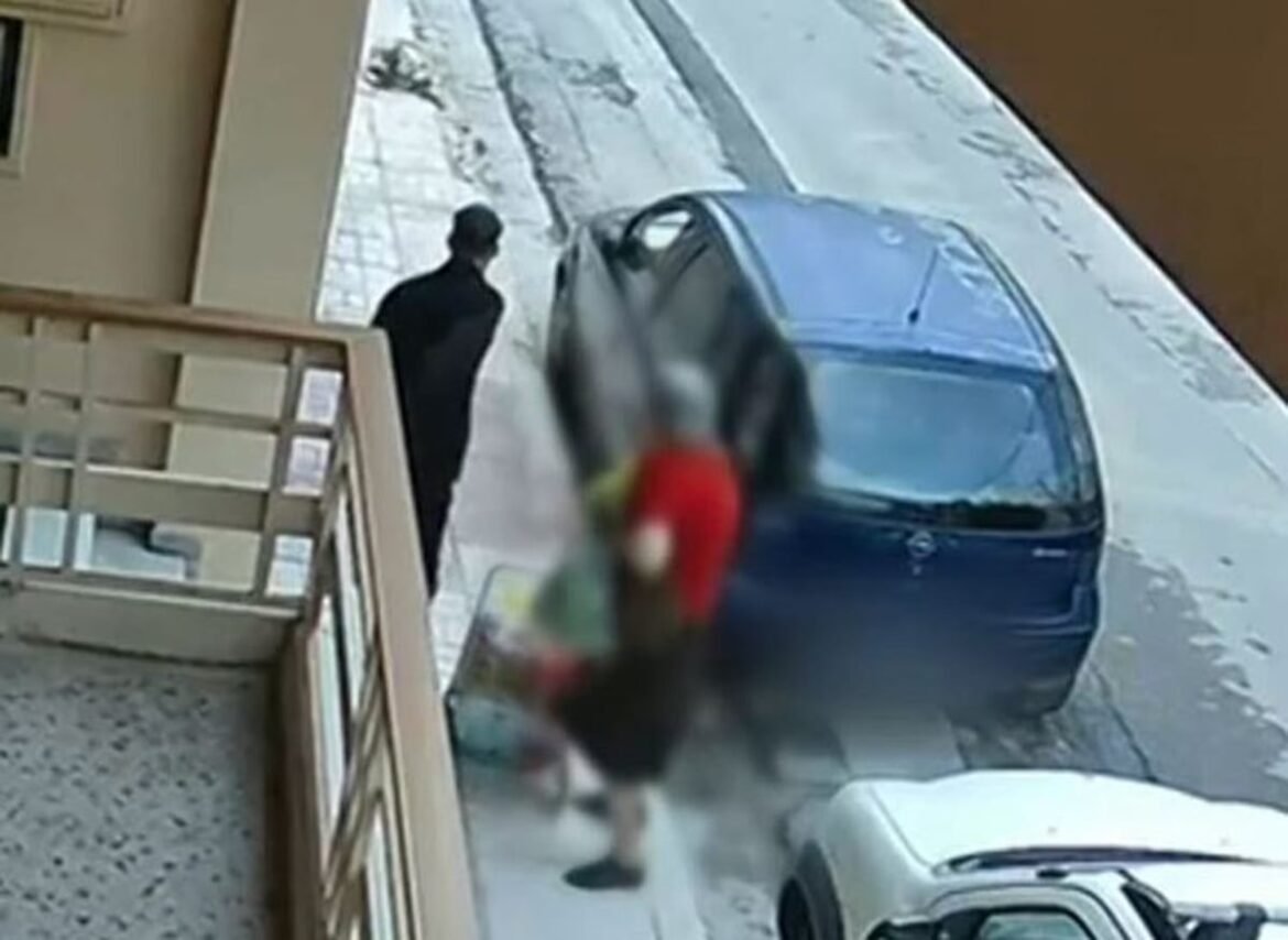 Βίντεο: Η στιγμή της κλοπής χρυσής αλυσίδας από τον λαιμό ηλικιωμένης – Πώς εξαρθρώθηκε η σπείρα που «άδειαζε» σπίτια στην Αττική