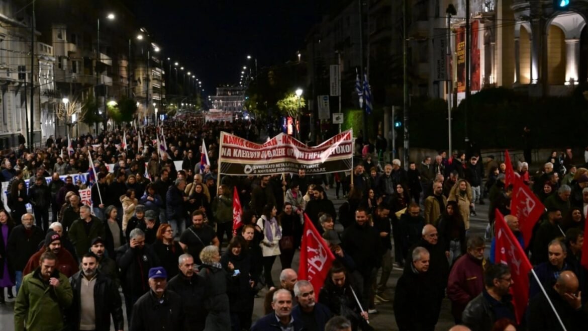Μεγάλο αντιπολεμικό συλλαλητήριο στο Σύνταγμα και πορεία στην Αμερικάνικη πρεσβεία – Δείτε φωτογραφίες