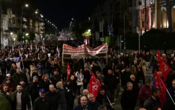Μεγάλο αντιπολεμικό συλλαλητήριο στο Σύνταγμα και πορεία στην Αμερικάνικη πρεσβεία – Δείτε φωτογραφίες