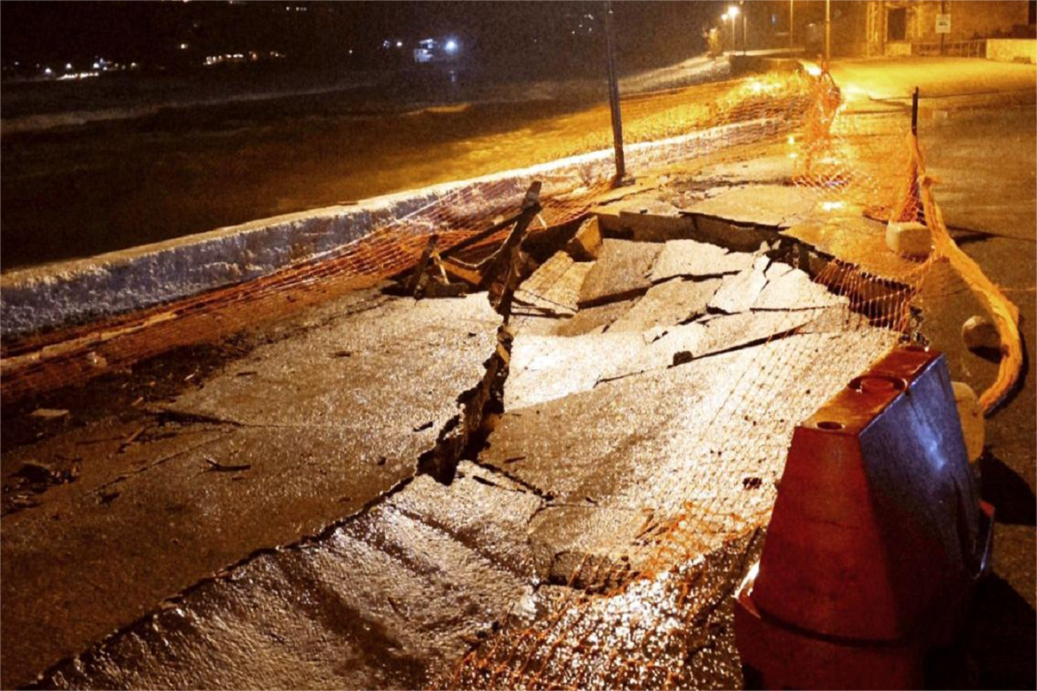 Νέο Οίτυλο: Καθίζηση στο οδόστρωμα του παραλιακού δρόμου, λόγω της κακοκαιρίας