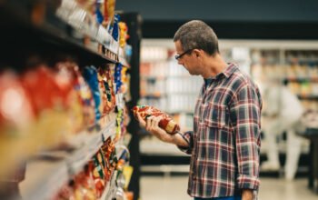 Ακρίβεια: Στο «κόκκινο» οι τιμές στα τρόφιμα αυξάνουν τον λογαριασμό ενόψει Πάσχα – Οι τιμές πριν και μετά την έναρξη του πολέμου