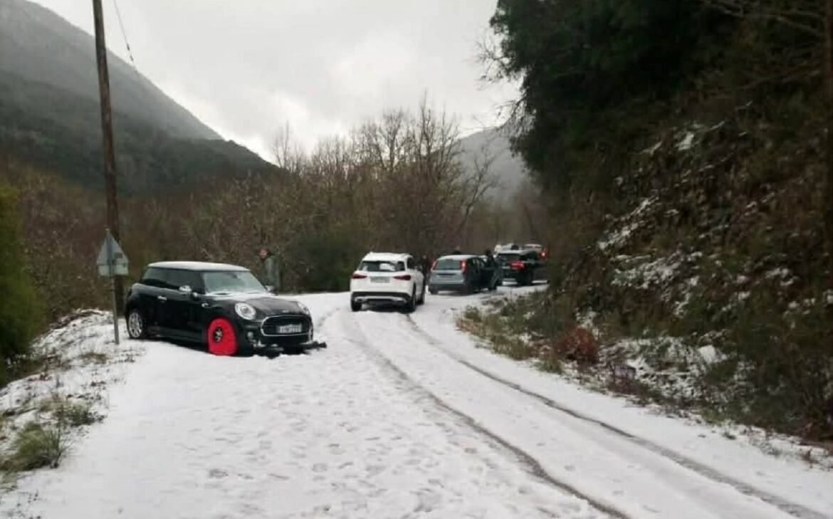 Ιωάννινα: Εγκλωβισμένοι οδηγοί στο Πάπιγκο λόγω της κακοκαιρίας – Όχημα έπεσε στον γκρεμό, σώοι όλοι οι επιβαίνοντες