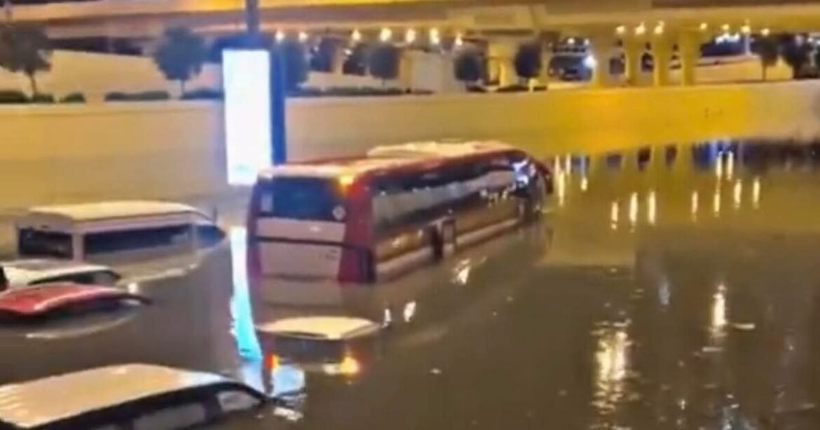 Πλημμύρες «πνίγουν» το Ντουμπάι εν μέσω πολεμικής έντασης