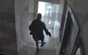 Πέραμα: Η στιγμή που ηλικιωμένη γυναίκα πέφτει θύμα κλοπής από απατεώνα – υπάλληλο «μαϊμού» (Βίντεο)