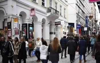 Πασχαλινό ωράριο εμπορικών καταστημάτων: Πώς διαμορφώνεται σε Αθήνα – Πειραιά – Θεσσαλονίκη και ποια Κυριακή θα είναι ανοιχτά