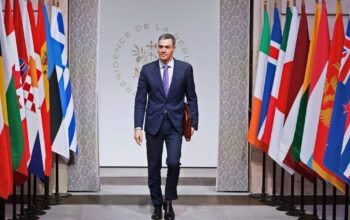 Politico: Γιατί η σοσιαλδημοκρατία χάνει παντού στην Ευρώπη – Εκτός από την Ισπανία, το παράδειγμα του Π. Σάντσεθ