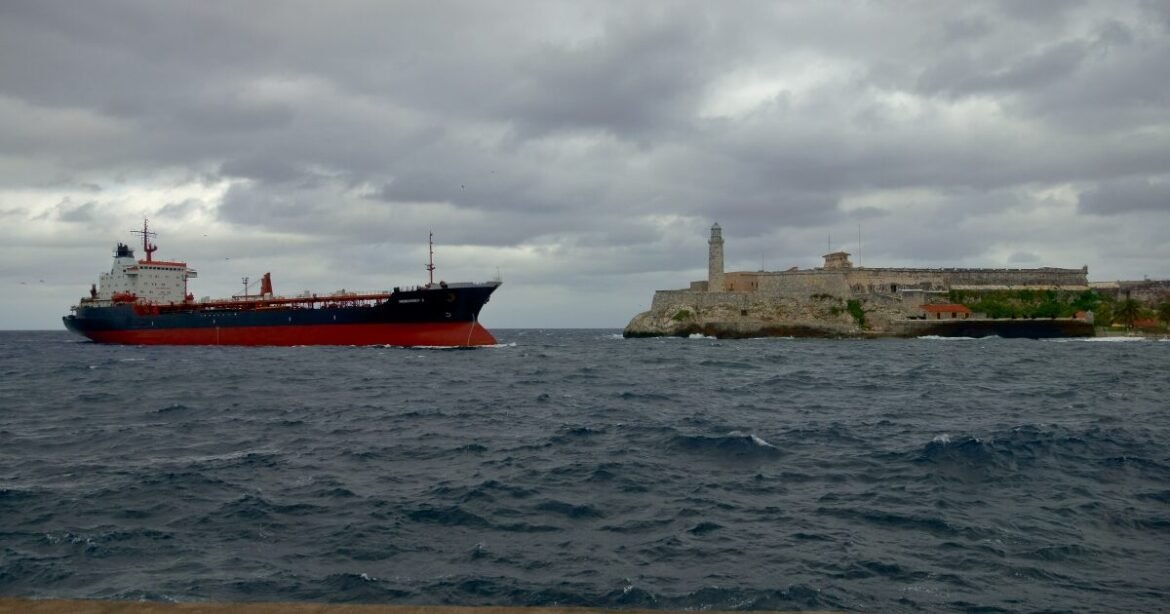 Νέα «κυβίστηση» Τραμπ – Η Ρωσία έσπασε το εμπάργκο πετρελαίου στην Κούβα με άδεια των ΗΠΑ