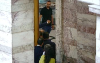 Τέσσερα χρόνια (με αναστολή) στον βουλευτή Φλώρο για το ξύλο μέσα στη Βουλή στον Γραμμένο της Ελληνικής Λύσης