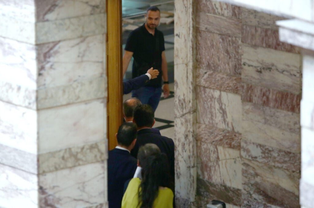 Τέσσερα χρόνια (με αναστολή) στον βουλευτή Φλώρο για το ξύλο μέσα στη Βουλή στον Γραμμένο της Ελληνικής Λύσης