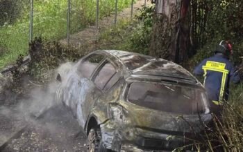 Αιτωλοακαρνανία: ΙΧ εκτράπηκε της πορείας του κι έγινε παρανάλωμα του πυρός αφού πρόλαβε να εγκαταλείψει ο οδηγός – Φωτογραφίες και βίντεο