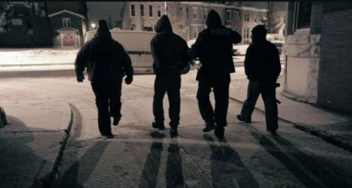 Κορωπί: Στο νοσοκομείο δύο νέοι έπειτα από επίθεση που δέχθηκαν από 20 άτομα – Εντοπίστηκε μαχαίρι 16