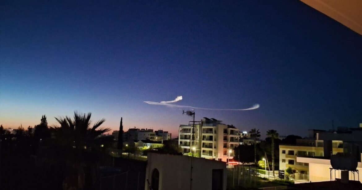Ορατή από την Κύπρο πυραυλική επίθεση κατά του Ισραήλ – Φωτογραφίες